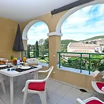 Apartment Le Belvedere - R8 240 By Interhome *